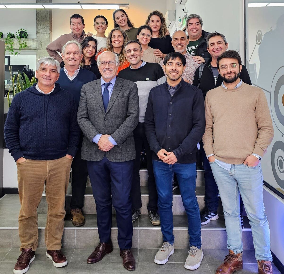 Equipo de SIGMMA.net colaborando en las oficinas